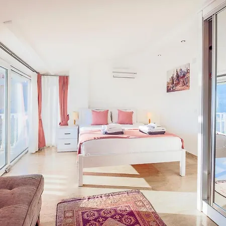 Sleeps 6 With Pool Air Con And Wifi 빌라 *