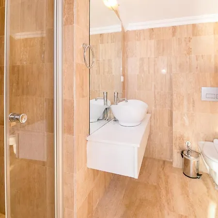 Sleeps 6 With Pool Air Con And Wifi