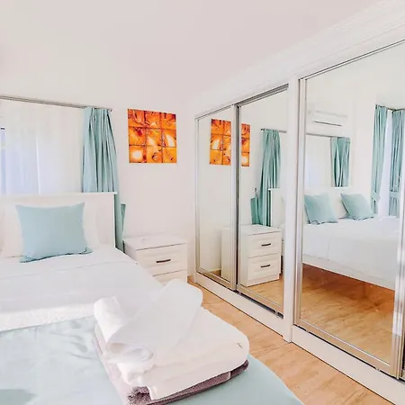 Sleeps 6 With Pool Air Con And Wifi